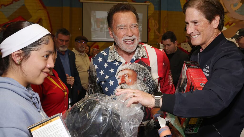 Arnold Schwarzenegger celebra la Navidad anticipadamente, disfrazándose y dando regalos a los niños
