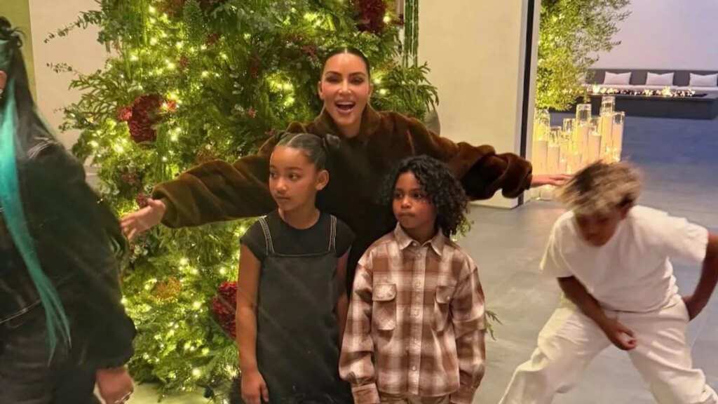 Kim Kardashian, hilarantemente, no logra pelear con sus cuatro hijos para una foto navideña: “Lo intenté”