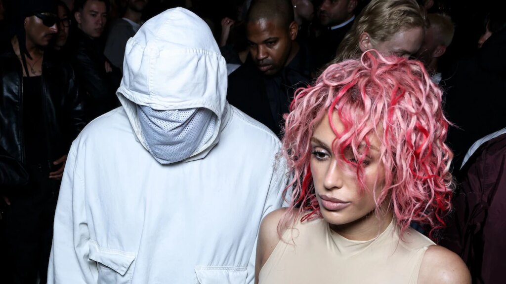 Kanye West y su esposa Bianca Censori posan juntos para una rara foto en el lanzamiento de su proyecto