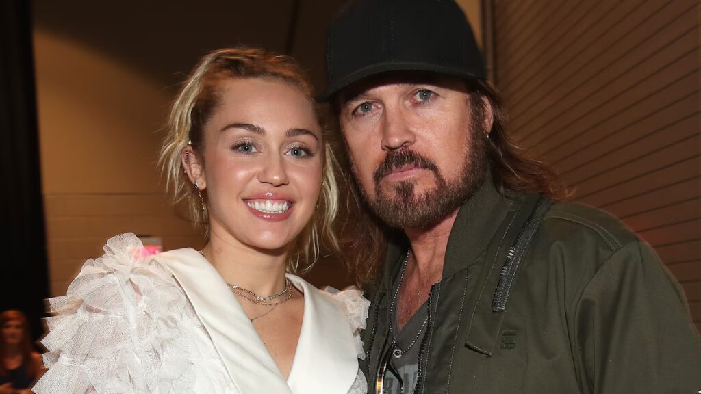 Billy Ray Cyrus reacciona al compromiso de Miley Cyrus y comparte un dulce homenaje después de la reconciliación familiar