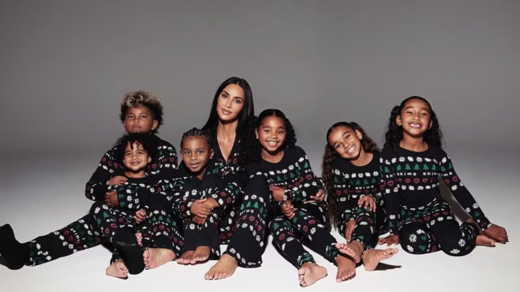 Kim Kardashian sorprende a sus hijos con 4 nuevos cachorritos para Navidad