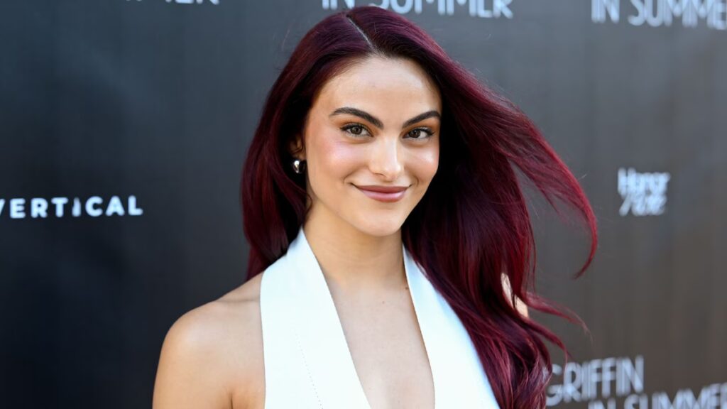 Camila Mendes sube la temperatura en bikini de hilo mientras disfruta de Brasil con su prometido