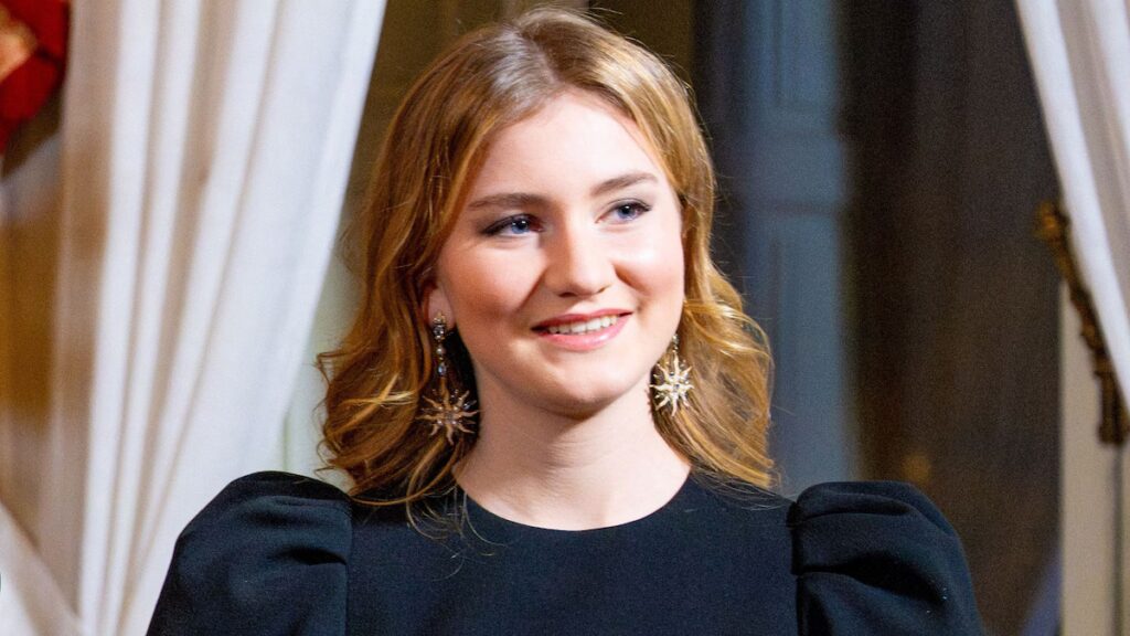La princesa Isabel de Bélgica deslumbra con un brillante vestido festivo con cintura ceñida