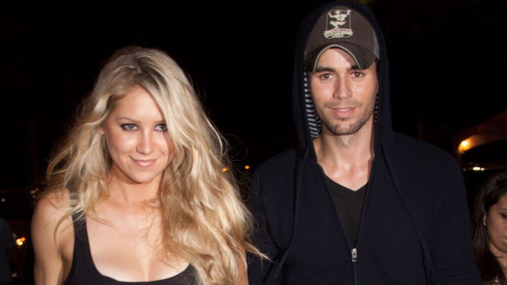 Enrique Iglesias y Anna Kournikova presentan al bebé número 4