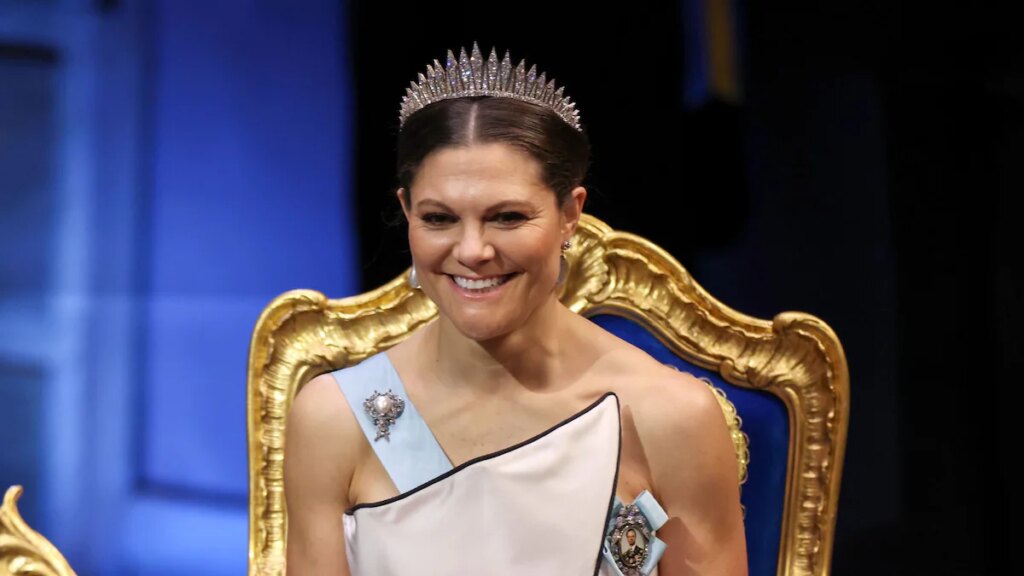 La princesa heredera Victoria viste el vestido del Nobel de 1994 de su madre, la reina Silvia, en la ceremonia de 2025