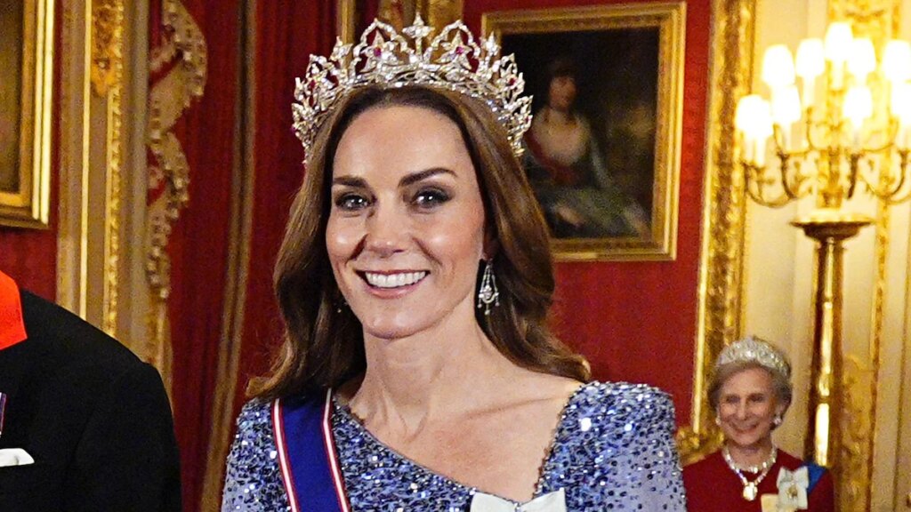 Kate Middleton estrena tiara de rubíes india en un banquete estatal con un vestido de capa azul brillante