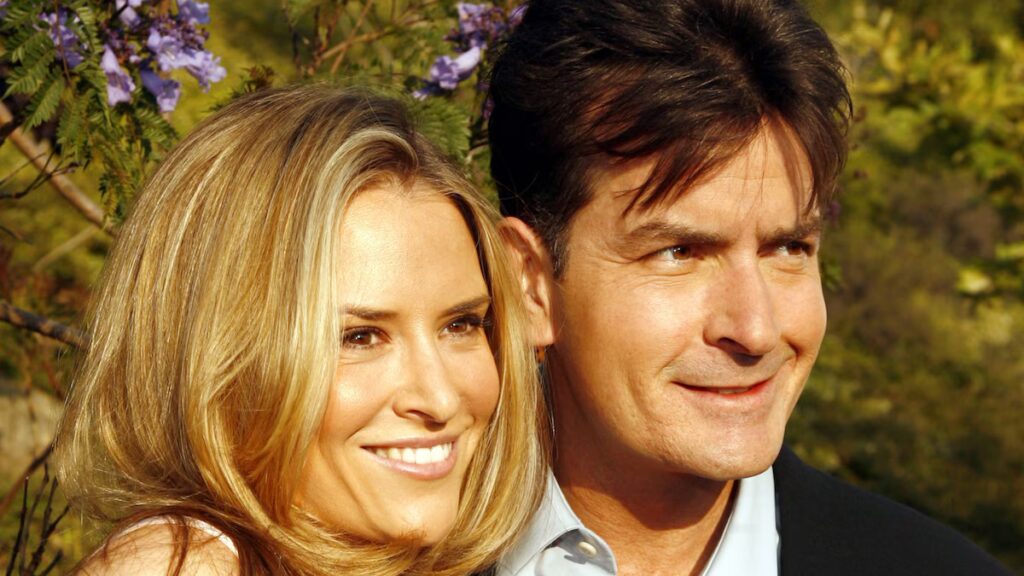 Brooke Mueller afirma que su ex Charlie Sheen le debe 15 millones de dólares en manutención infantil