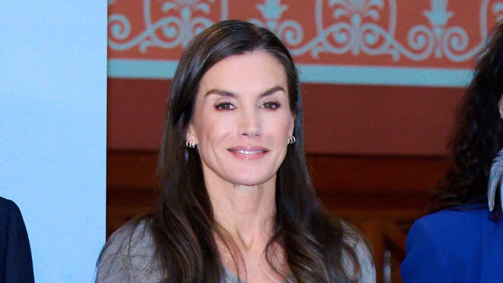 La reina Letizia sorprende con un cinturón oversize mientras reinventa su vestido español favorito en Madrid