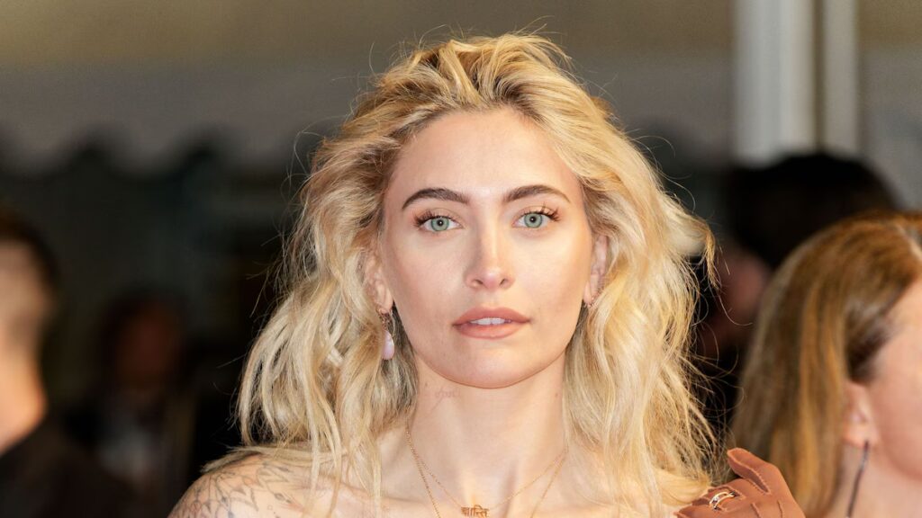 Paris Jackson muestra sus habilidades con la guitarra y su voz en su última publicación