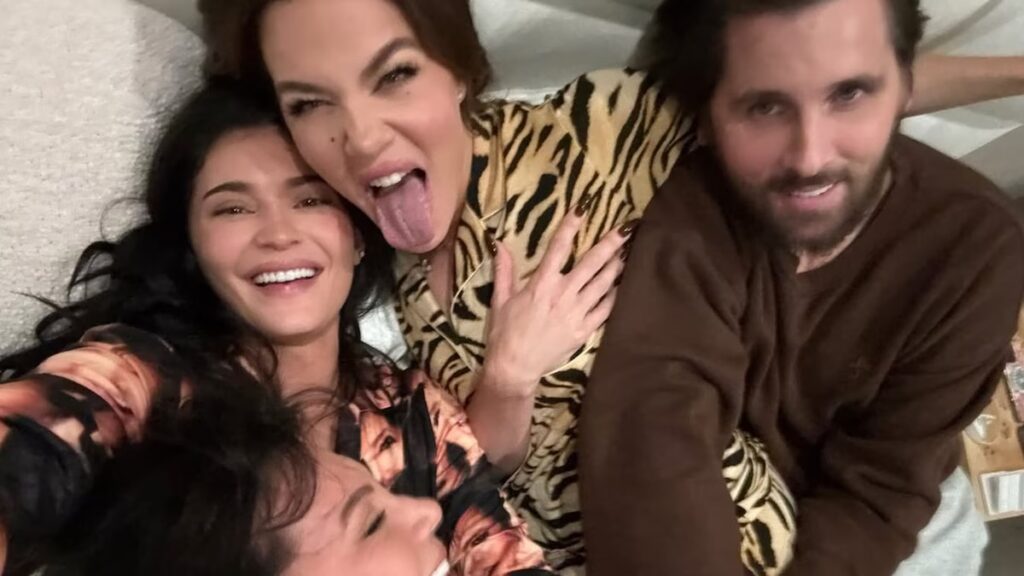 Khloé Kardashian y Scott Disick se abrazan en la cama para una “piyamada familiar”