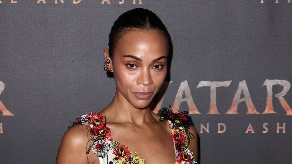 Zoe Saldaña luce deslumbrante mientras comparte con HOLA! su visión sobre la gratitud, el crecimiento y lo que viene después