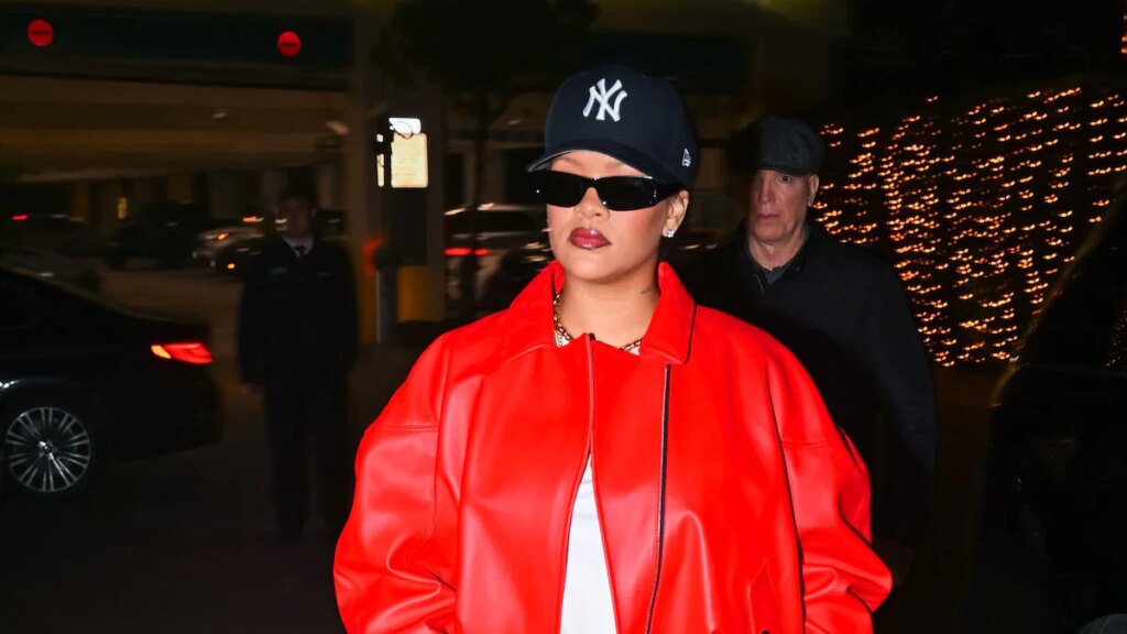 El momento de moda del cuero rojo de Rihanna es el look casual perfecto para recrear