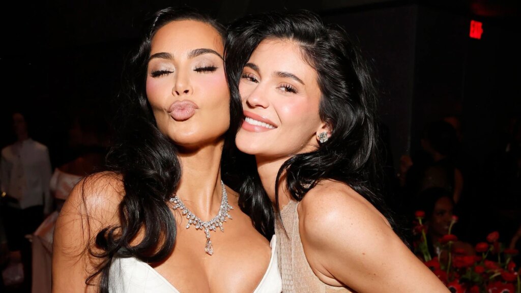 Las hermanas Kardashian-Jenner hacen del látex rojo la tendencia navideña con sus looks que realzan la figura