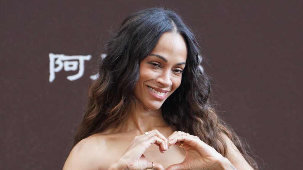 El vestido de Zoe Saldaña tiene escondido un huevo de pascua de ‘Avatar’