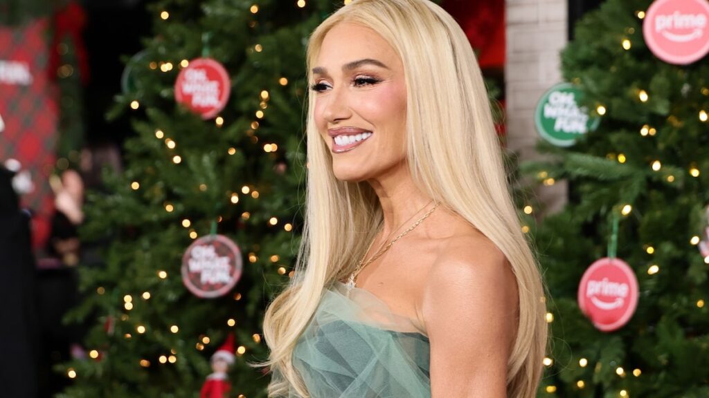 Oh de Gwen Stefani. Qué. Divertido. El look de estreno todavía nos tiene obsesionados