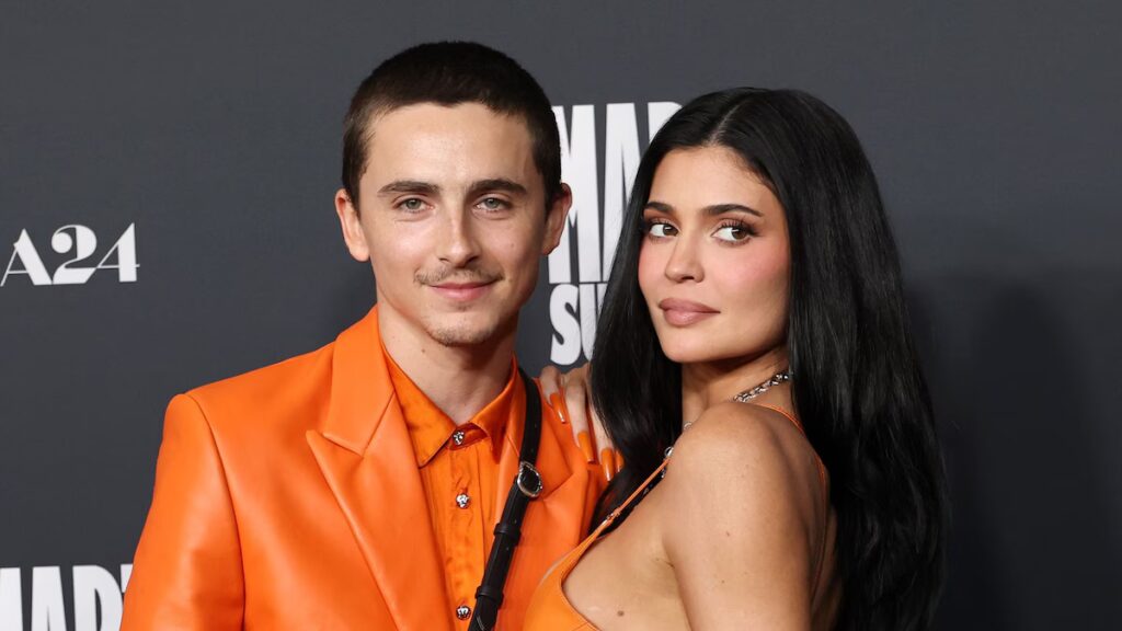 Timothée Chalamet y Kylie Jenner posan con looks naranjas a juego, acabando con los rumores de ruptura en el estreno de ‘Marty Supreme’