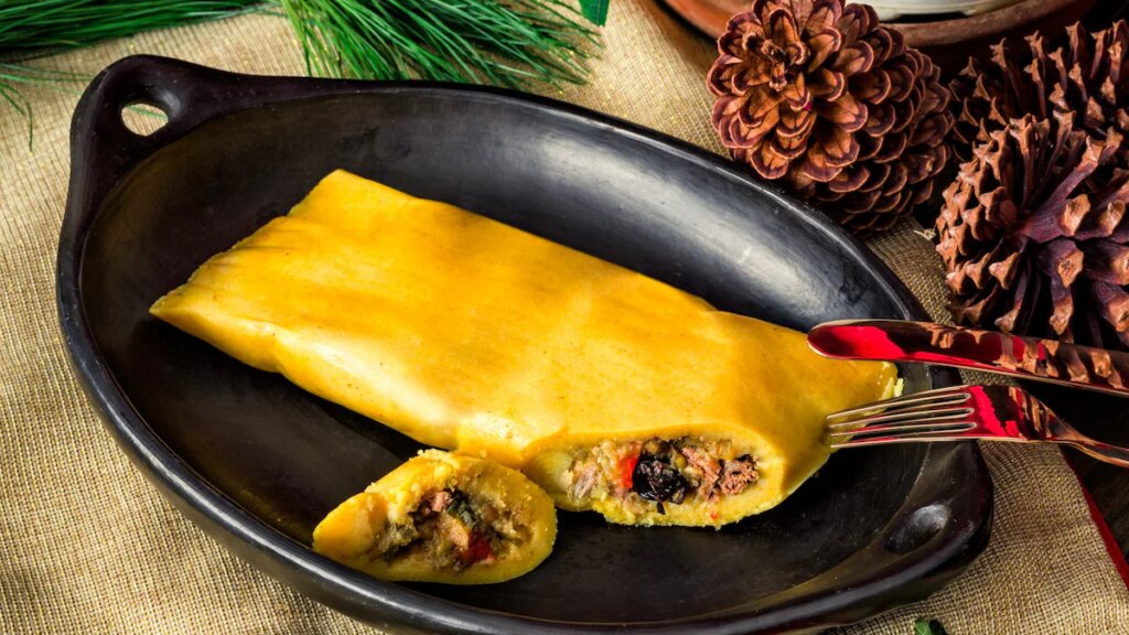 Platos festivos latinoamericanos envueltos en hojas.