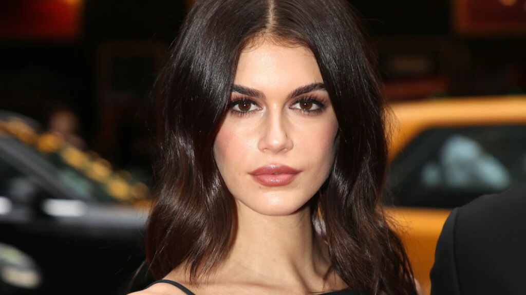 Kaia Gerber comparte una divertida foto en topless y un look festivo de encaje para Navidad