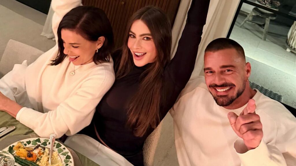 Eva Longoria, Sofía Vergara y Ricky Martin llaman la atención en una cena navideña repleta de estrellas: ¡mira sus looks!