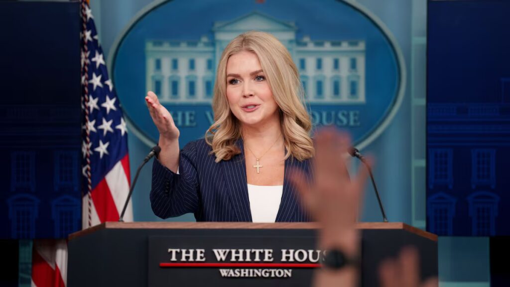 La secretaria de prensa de la Casa Blanca, Karoline Leavitt, anuncia que está embarazada de su segundo hijo.