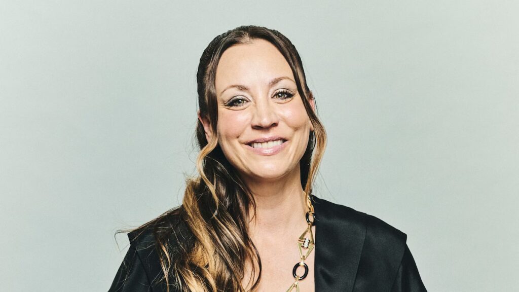Las reglas de Kaley Cuoco como anfitriona navideña, desde la lista de reproducción hasta la barra libre