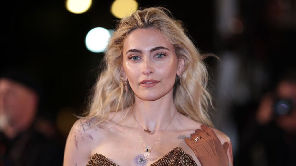 Paris Jackson estrena rizos en un paseo informal con su perro en Los Ángeles