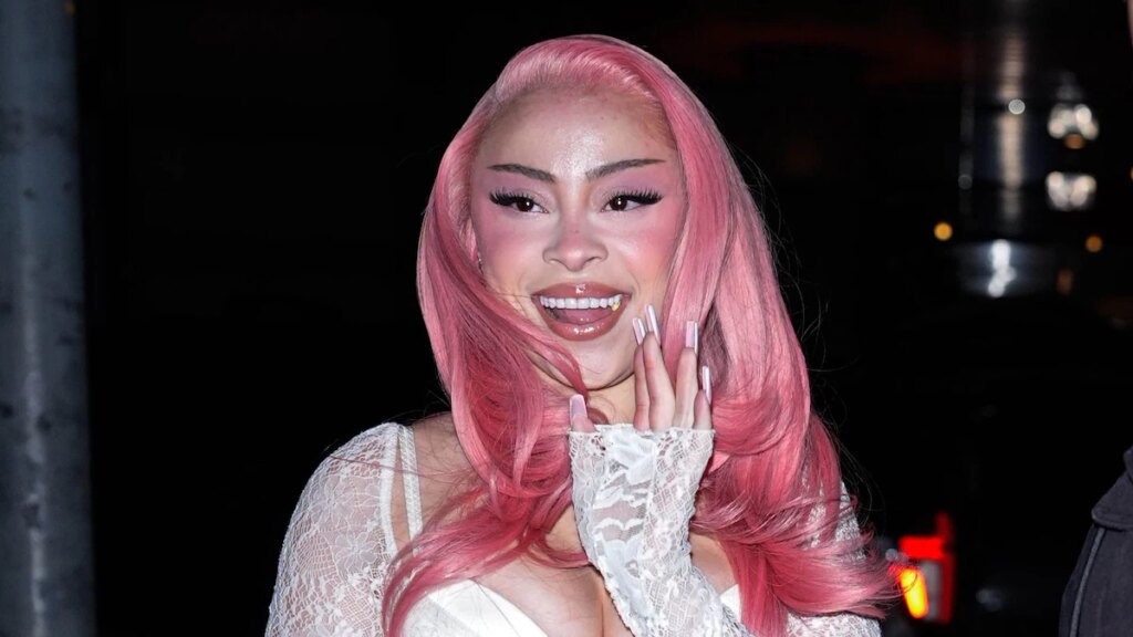 Ice Spice, la mejor amiga de Taylor Swift, luce un atrevido vestido transparente de encaje