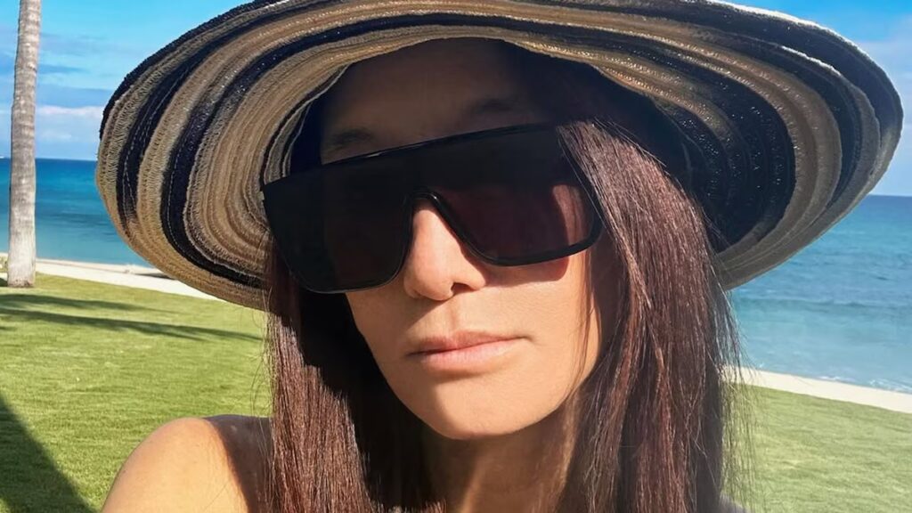 Vera Wang, de 76 años, sorprende en glamorosas fotos navideñas, los fanáticos dicen que está envejeciendo al revés