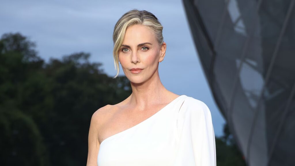 Charlize Theron deslumbra con un sexy traje de encaje