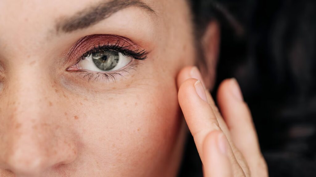 Trucos de maquillaje debajo de los ojos que reducen bolsas y ojeras