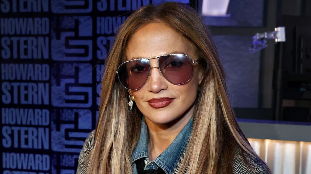 Jennifer Lopez abraza las vibraciones navideñas con un elegante cárdigan antes de su residencia en Las Vegas
