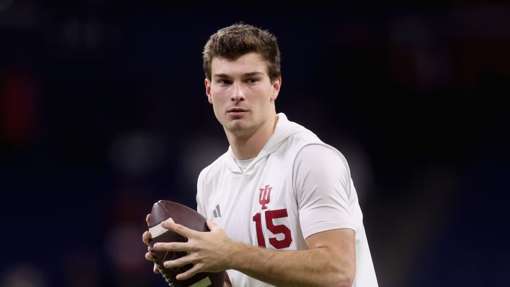 Fernando Mendoza es el apuesto mariscal de campo latino que redefine el fútbol universitario