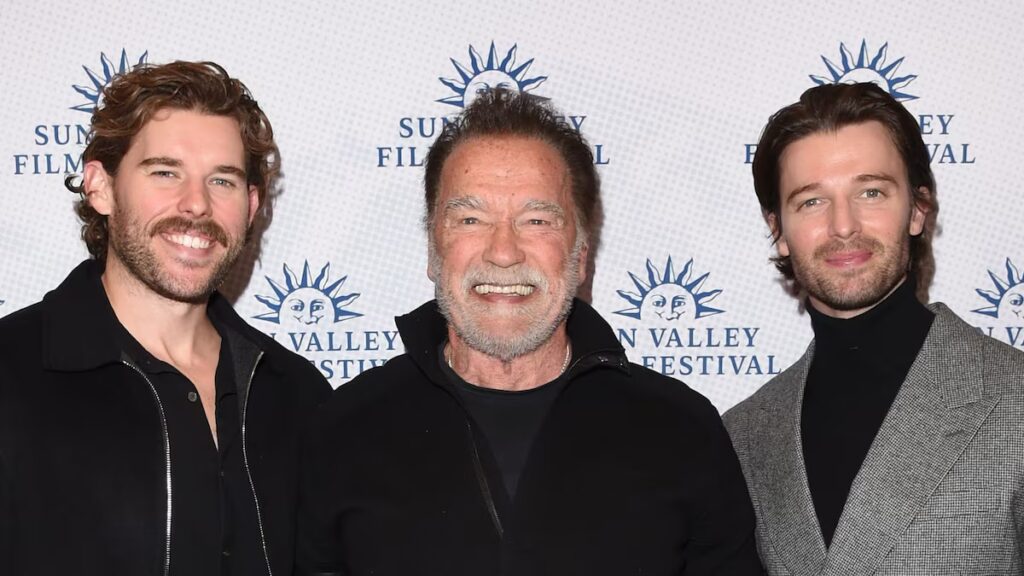 Arnold Schwarzenegger sale para un raro momento en la alfombra roja con sus hijos Patrick y Christopher