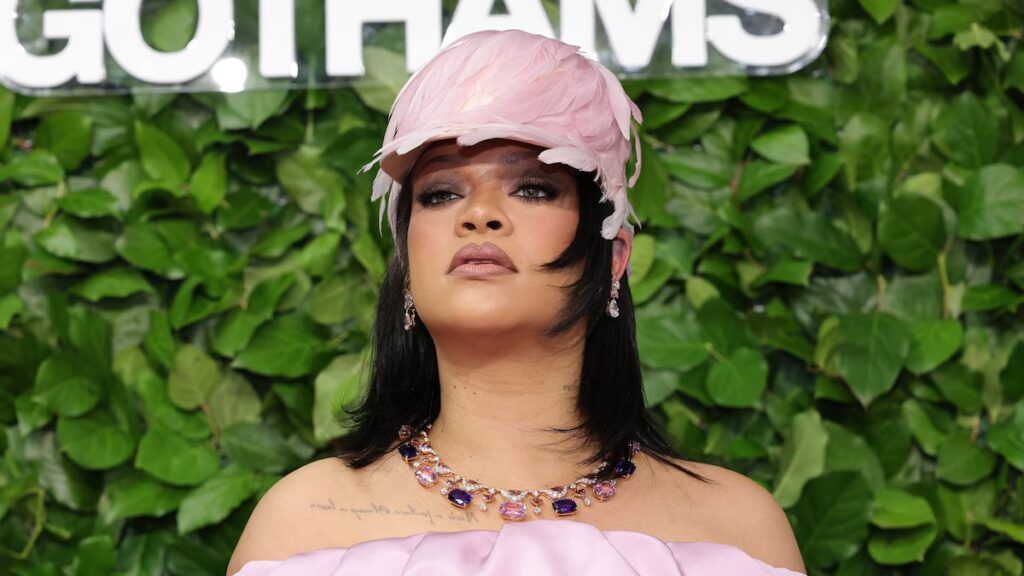 Rihanna luce un espectacular vestido rosa con un sombrero de plumas en los Gotham Awards