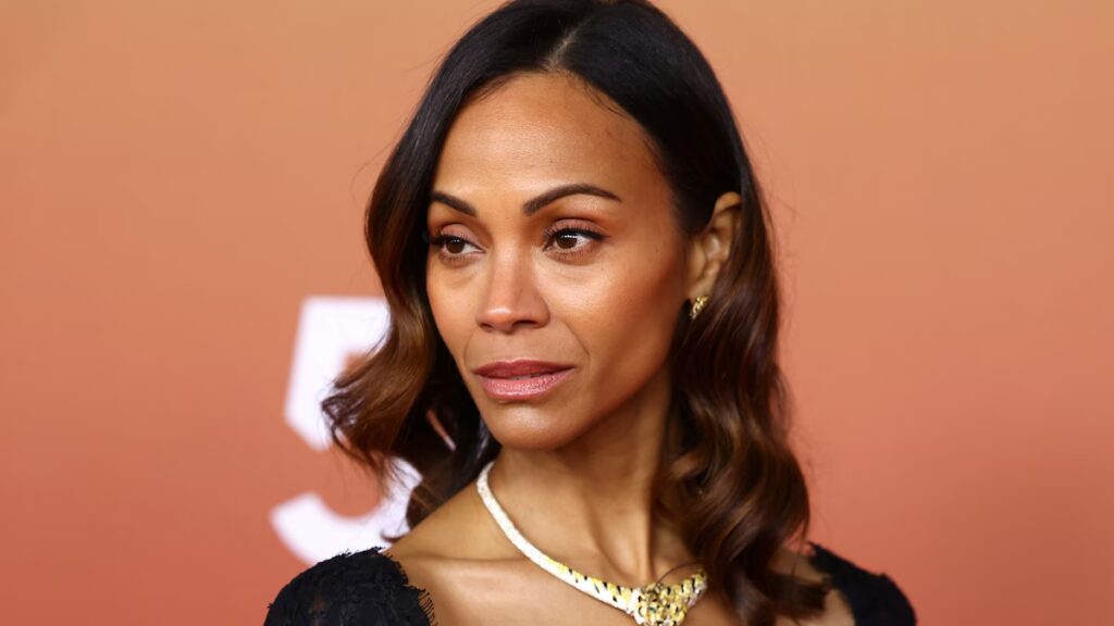 Zoe Saldaña llama la atención con su escultural silueta de cuero y joyas de oro para ‘Avatar: Fire and Ash’