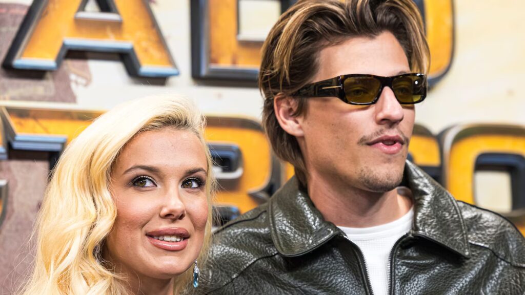 Millie Bobby Brown y Jake Bongiovi salen con estilo con su bebé en un cochecito rosa