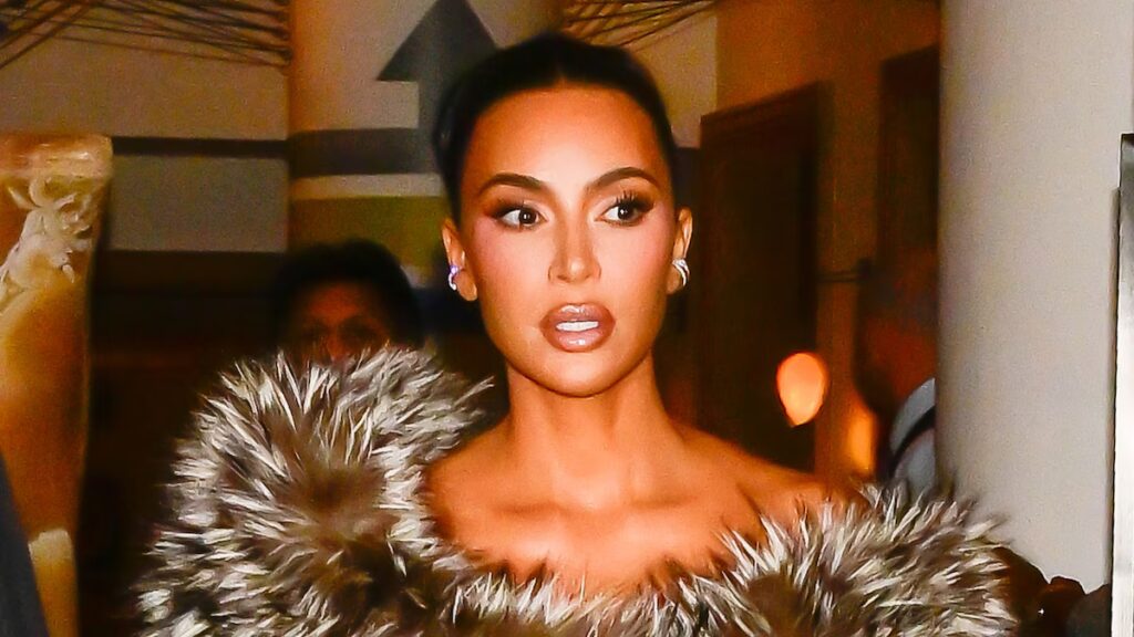 Kim Kardashian calienta las ‘Kimsmas’ con un vestido que abraza sus curvas y deja al descubierto el escote