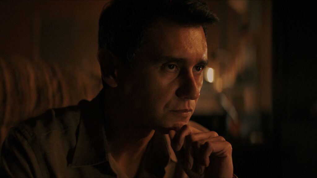 Conoce a Carlos Manuel Vesga, la estrella revelación de ‘Pluribus’ de Vince Gilligan