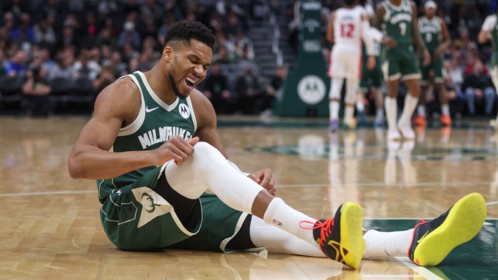 Giannis Antetokounmpo, baja por distensión en la pantorrilla derecha