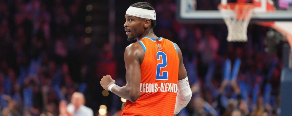 Shai Gilgeous-Alexander (codo) no jugará contra el Jazz