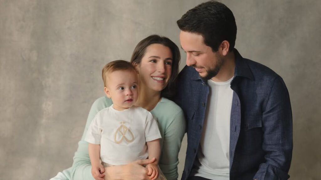 El adorable retrato de Año Nuevo del príncipe heredero Hussein y la princesa Rajwa con el bebé Iman