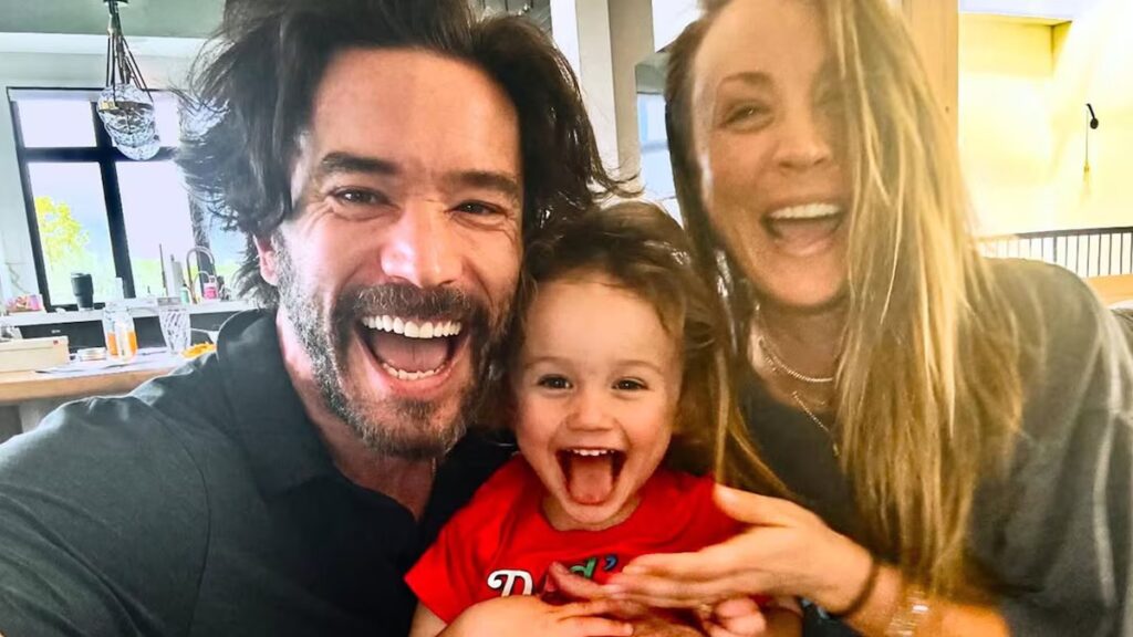 Kaley Cuoco y su hija Matilda comparten un momento de Secret Santa en “Oh Norman!”