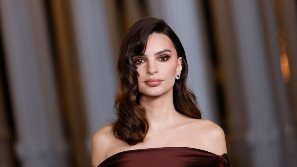 Emily Ratajkowski aporta glamour navideño sexy con un vestido negro escotado