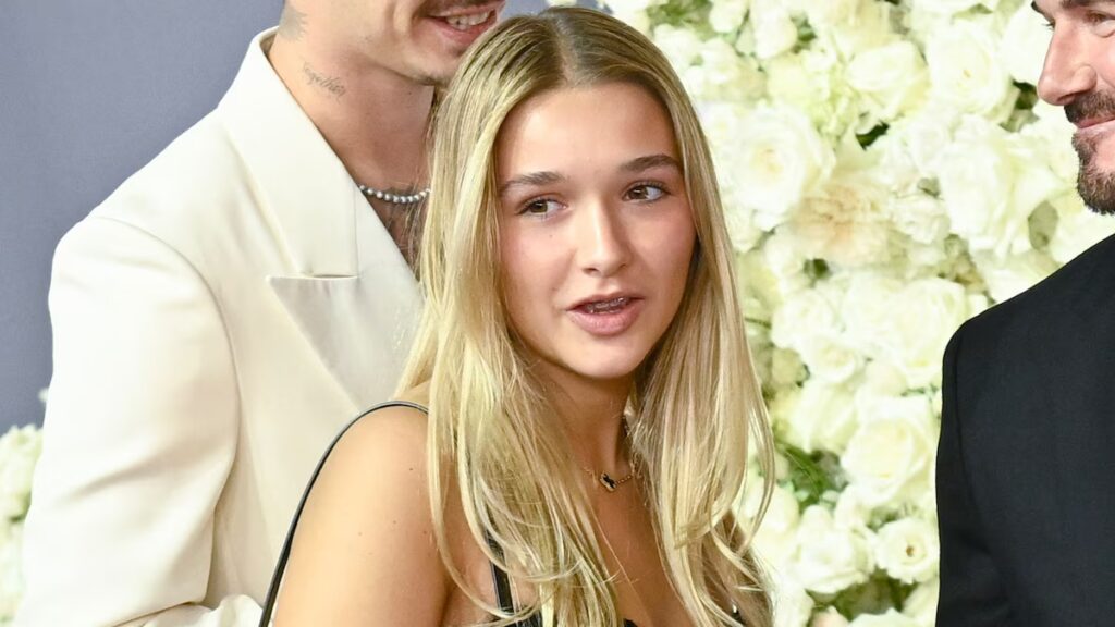 Harper Beckham aparece vestida de satén y plumas en la boda de invierno de Holly Ramsay