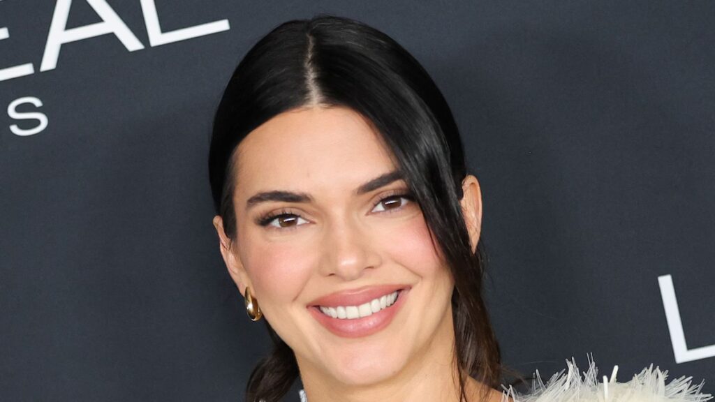 Kendall Jenner comparte el primer vistazo a su rancho de 23 millones de dólares con humildes decoraciones navideñas