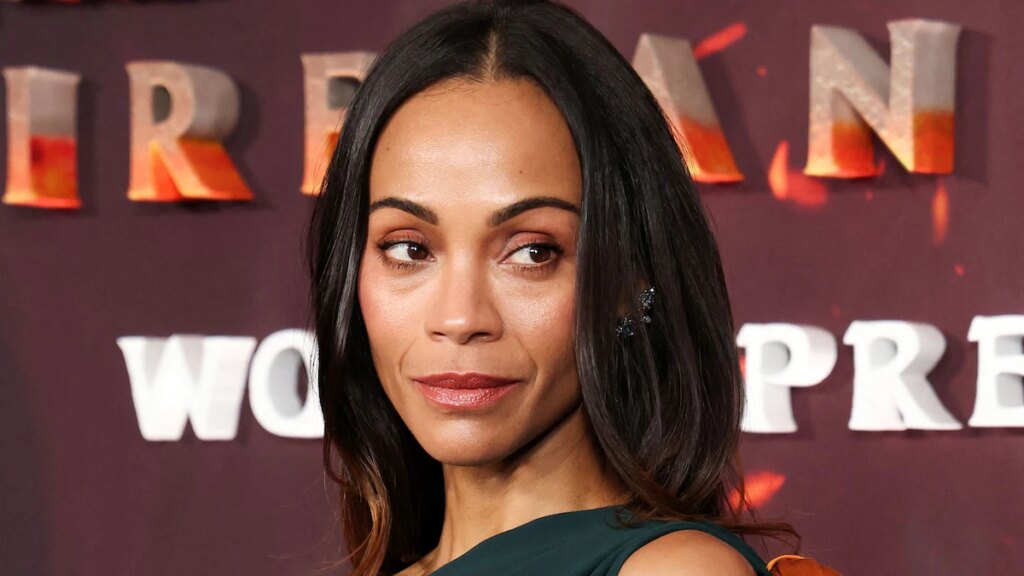 Zoe Saldaña sube la temperatura con un sensual vestido de abertura alta en el estreno de ‘Avatar: Fire & Ash’