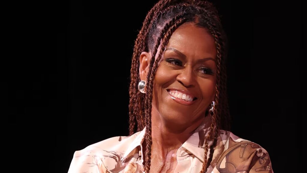 Dentro de su evolución de cabello y maquillaje.