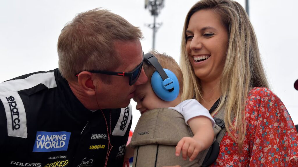 La esposa del piloto de NASCAR Greg Biffle le envió a su madre un último mensaje de texto minutos antes del fatal accidente aéreo de la familia