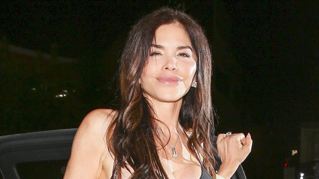 Lauren Sánchez Bezos luce el abrigo navideño perfecto combinado con un top de encaje y aretes de diamantes para una noche de chicas