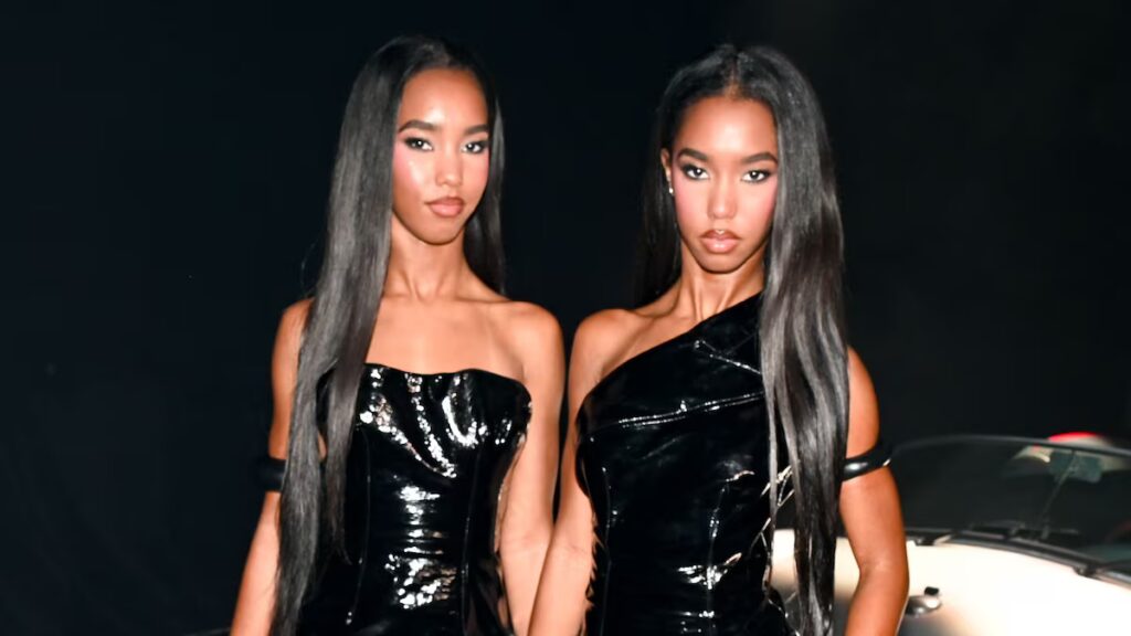 Jessie y D’Lila Combs posan con vestidos rojos a juego en una fiesta navideña en Los Ángeles con Kim Kardashian, Kaia Gerber y más